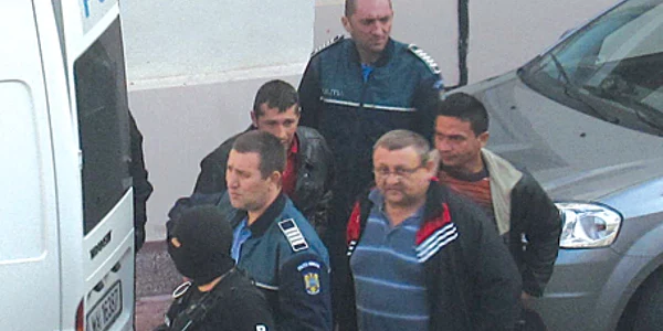 Poliţiştii acuzaţi de luare de mită au plecat de la Parchet vineri seara