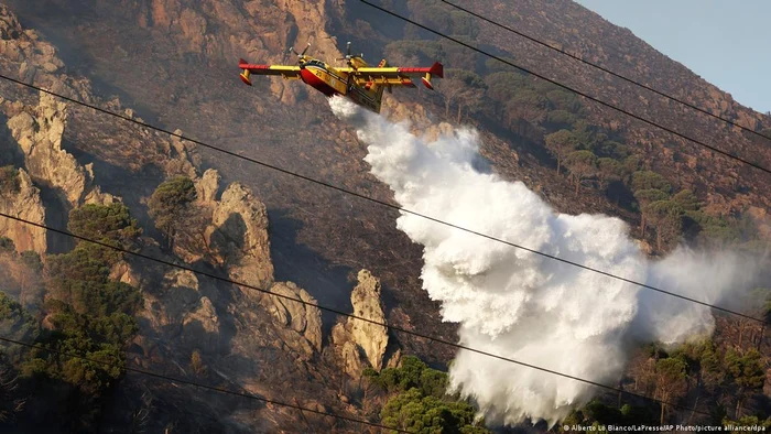 Avion de stingere a incendiilor, în acțiune pe insula italiană Sicilia