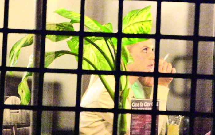 Cântăreaţa fumează plictisită şi vorbeşte întruna la mobil