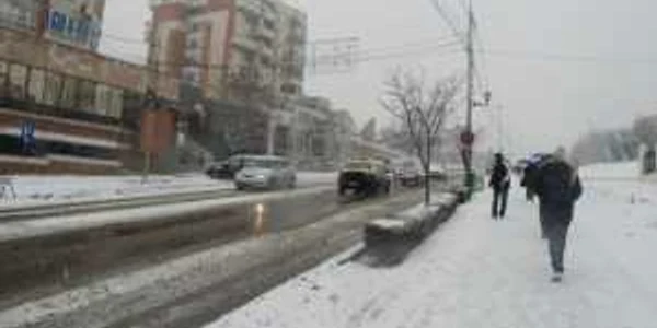 În oraşele din ţară se circulă cu greutate de la primele ore ale dimineţii