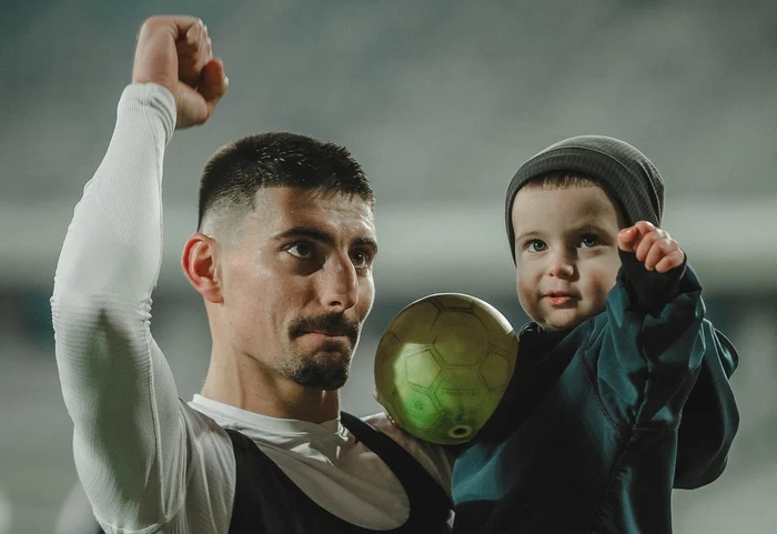 Iulian Cristea, de la U Cluj, a salutat galeria la final alături de fiul său   FOTO Facebook U Cluj