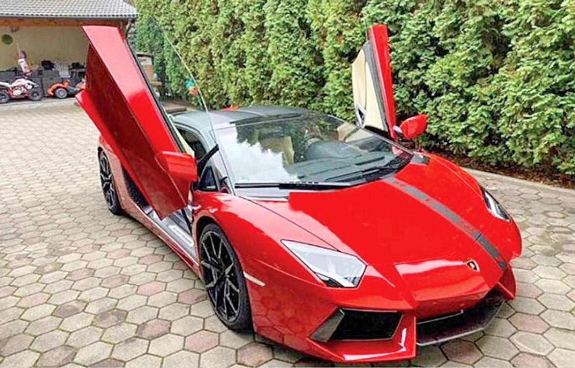Lamborghini Aventador Coupé de culoare roşie: 350.000 de euro