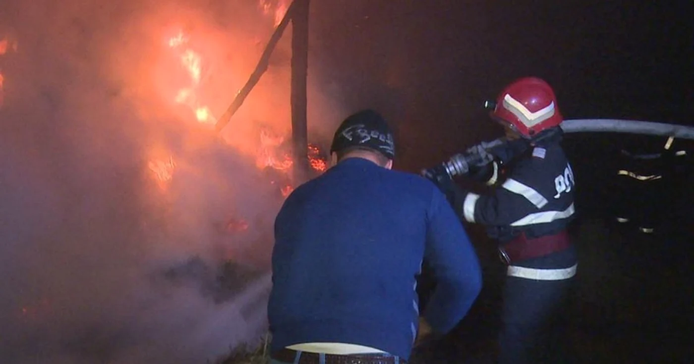 Un garaj şi o casă, mistuite de flăcări în comuna Filipeştii de Târg. foto: arhiva