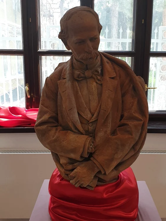 Bust Dimitrie Bolintineanu. Foto arhivă