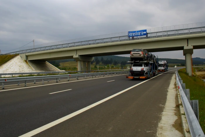 Doar o zi au stat panourile care le indică şoferilor drumul ieşirea de pe autostradă, spre Hunedoara.