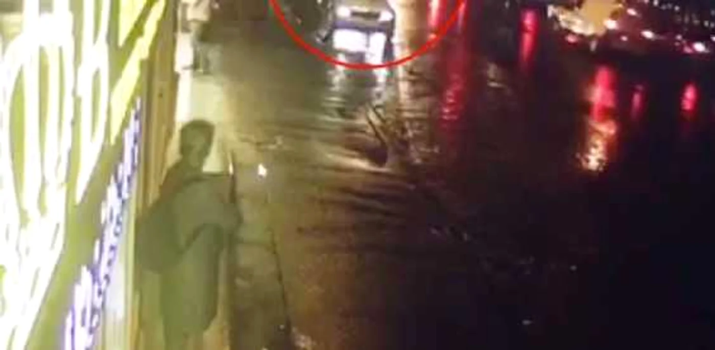 Momentul în care bărbatul este lovit de maşină Captură Video