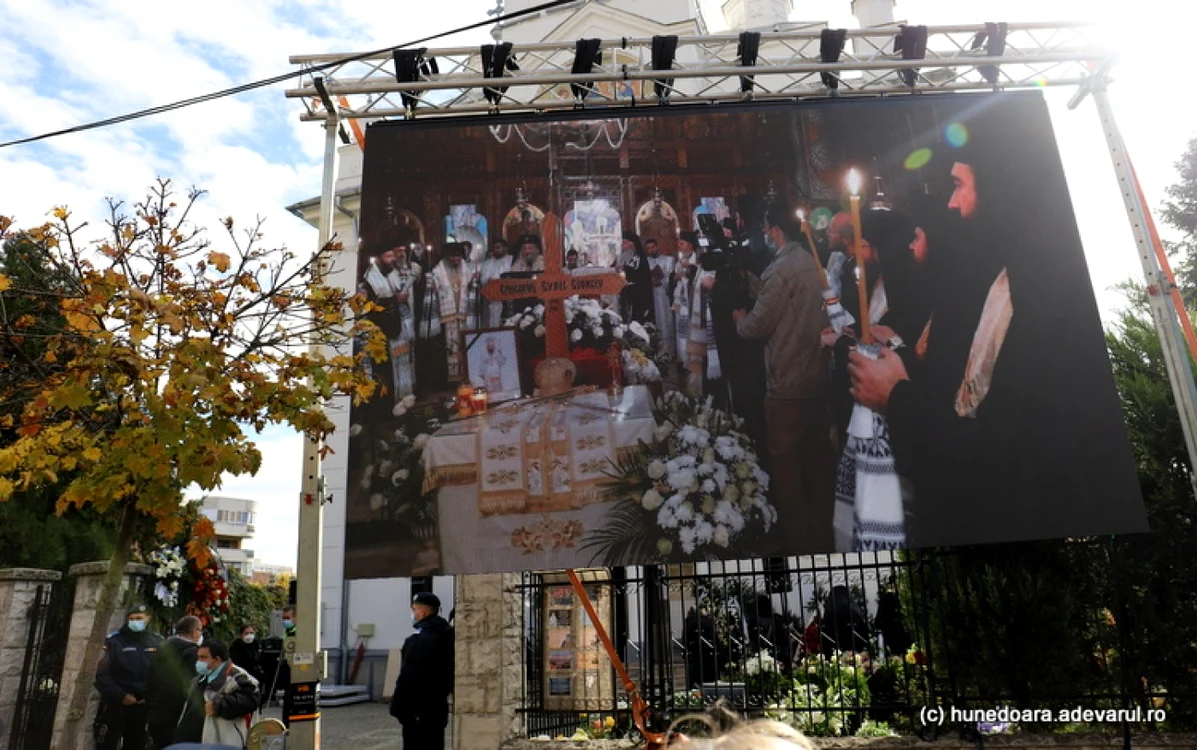 episcopul devei si hunedoarei inmormantat la deva foto daniel guta adevarul