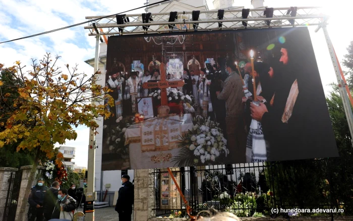 episcopul devei si hunedoarei inmormantat la deva foto daniel guta adevarul