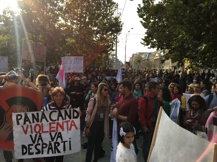 Câteva sute de persoane participă la marşul împotriva violenţei domestice organizat sâmbătă în Bucureşti Fotografii: Elena Stolerciuc