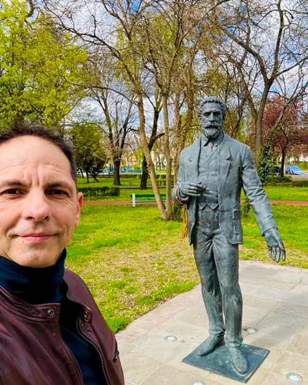 Dan Negru s-a fotografiat lângă statuia lui Ion. C Brătianu / FOTO: Facebook