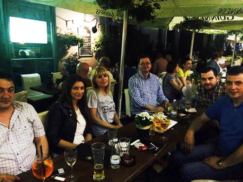 Elena Udrea a mers cu colegii în Centru Vechi pentru a vedea meciul Brazilia-Croaţia (foto:Facebook)