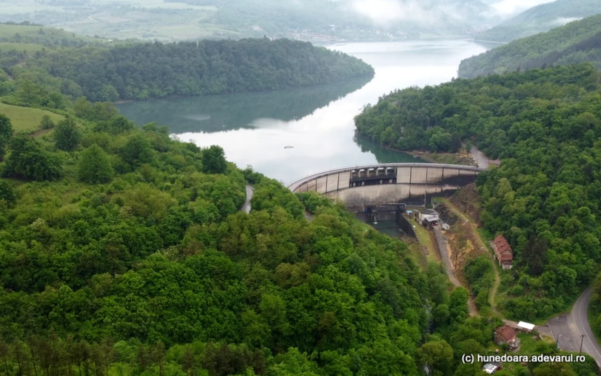 Lacul Cinciş este înconjurat de păduri. ADEVĂRUL