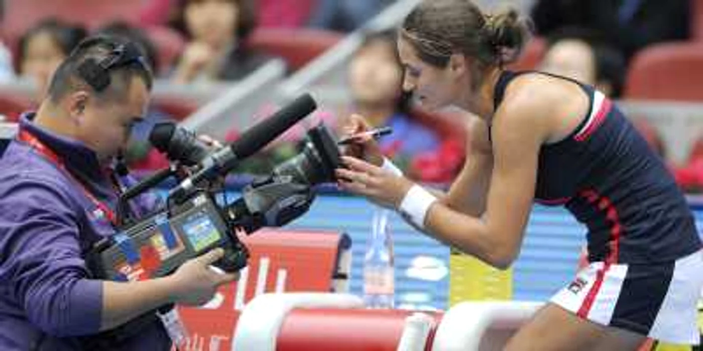 Monica a dat autograf pe cameră la Beijing după victoria cu Kirilenko