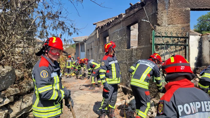 Pompierii români depun eforturi pentru a reduce efectele incendiilor din Spania / Sursa foto: IGSU