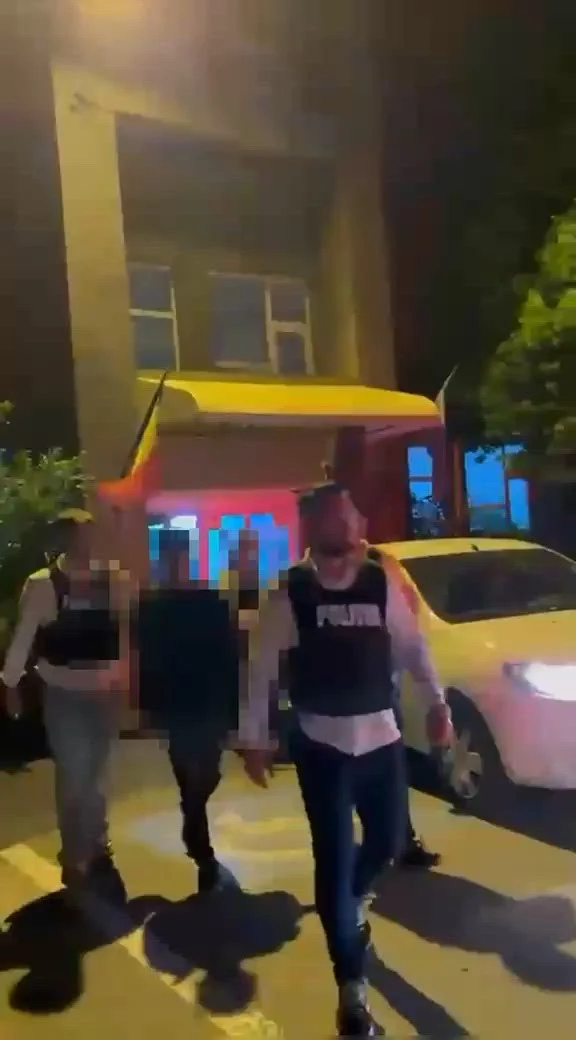 Doi adolescenți din Craiova, reținuți după ce i-au pus cuțitul la gât unui taximetrist și l-au tâlhărit
