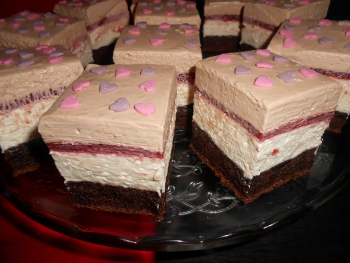 
    Prăjitură cu jeleu de vişine  