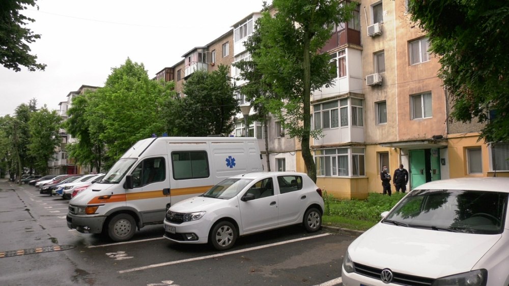 Un tânăr de 27 de ani a murit după ce s-a aruncat de pe acoperișul unui bloc. Venise din Constanța la prietena lui