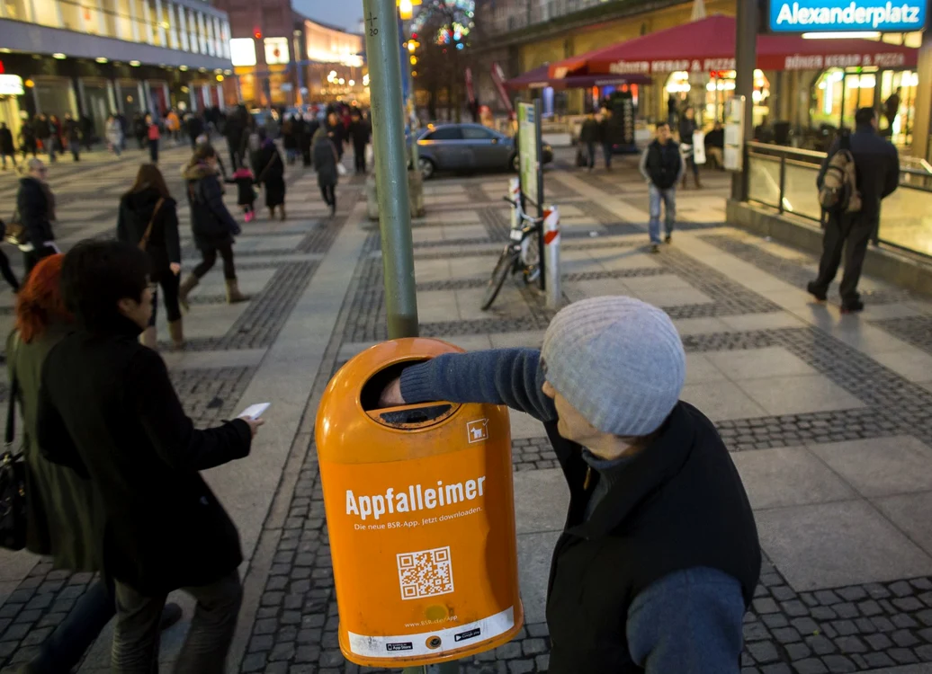 În Piaţa Alexanderplatz din Berlin, un cerşetor pe nume Adalbert caută peturi pe care le poate duce la centrele de reciclare. FOTO Reuters