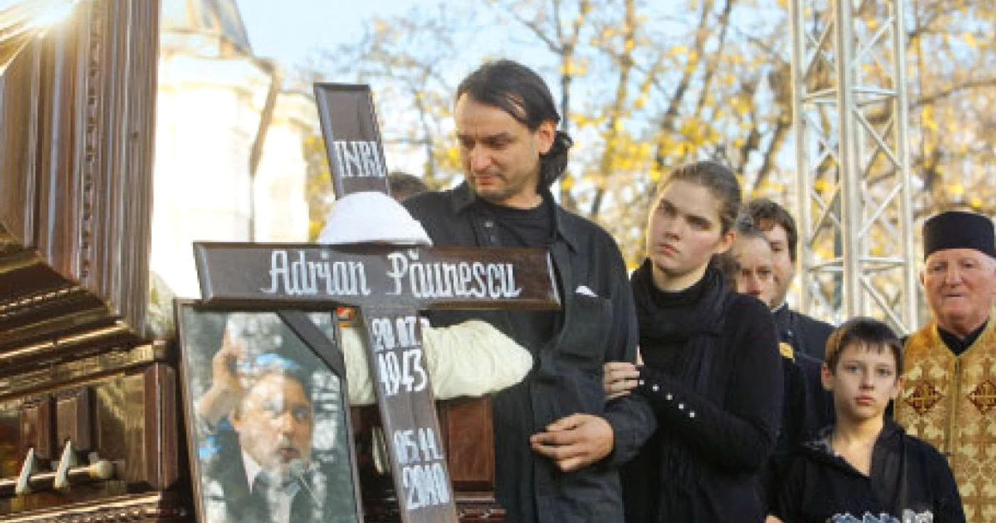  Andrei Păunescu (stânga) a purtat cu demnitate crucea tatălui său.