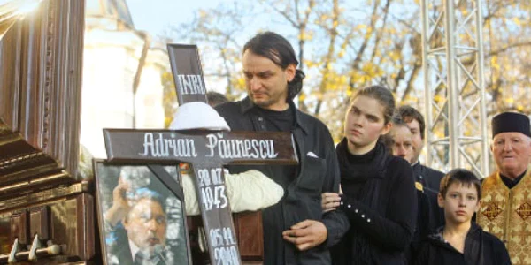Andrei Păunescu (stânga) a purtat cu demnitate crucea tatălui său.