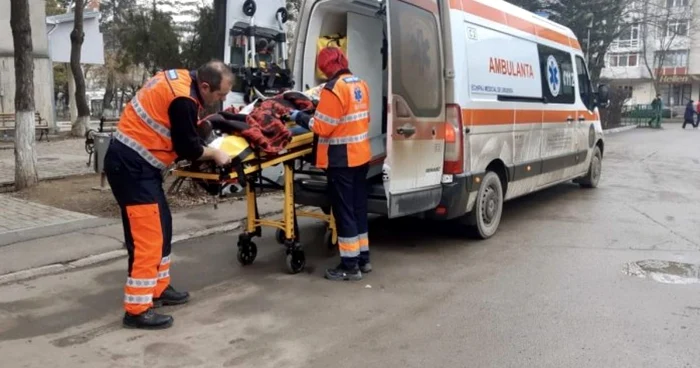 Tânăra a fost dusă la spital FOTO monitorulbt.ro