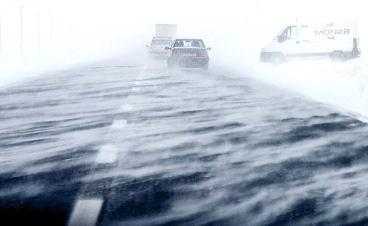 
    Pe Autostrada Soarelui nu s-a mai  putut circula la un moment dat din cauza viscoluluiFotografii: Inquam  