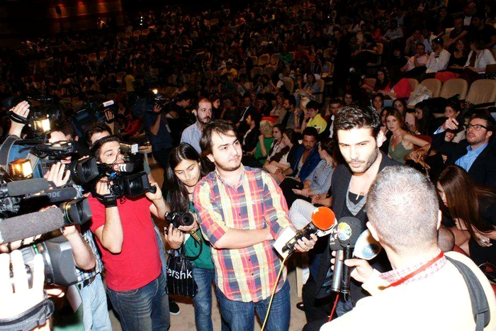 
    Starul turc Tolgahan Sayışman va înmâna premiul pentru cel mai bun luptător al anuluiFoto: Arhiva personală  