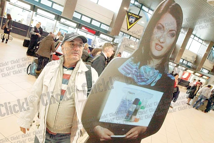 
    Ion o ascultă cu interes  pe Ancuţa, care vorbeşte  atât în română, cât şi în engleză (Fotografii: Sever Gheorghe)  