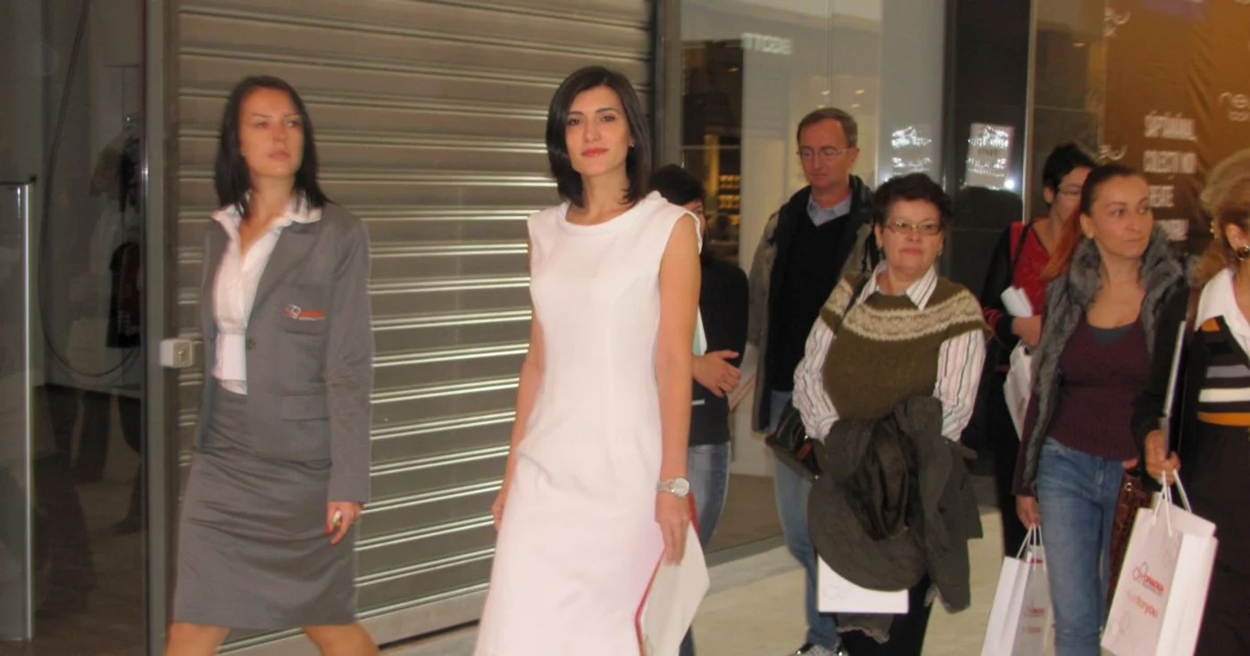 Cristina Dinu (în alb), la inagurarea OSC