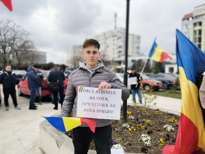 Tânărul apicultor a venit să susțină cauza crescătorilor de albine FOTO: A. Mitran