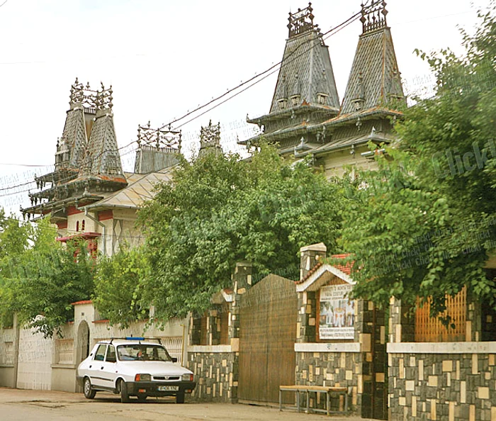Dacă vrei să te vadă lumea, e musai să  ai vilă la stradă... şi cât mai înaltă