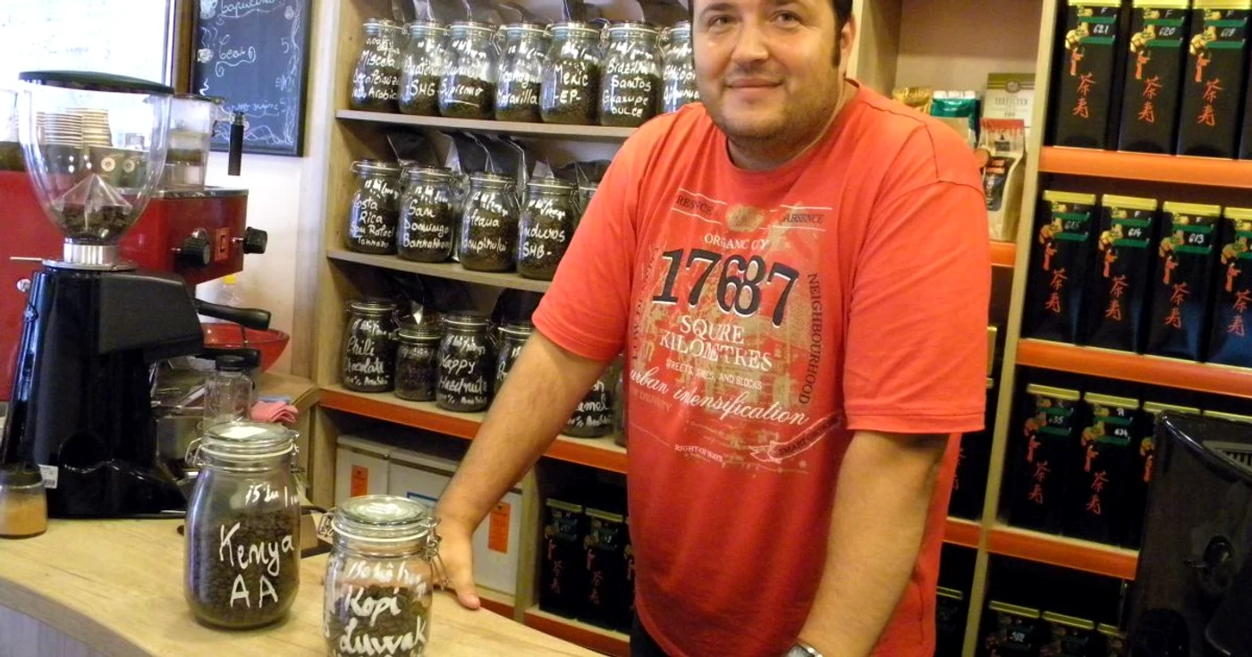 Liviu Ciobanu, unul dintre proprietarii Atelierului de Cafea din Ploieşti, este un pasionat al cafelei şi ceaiului. FOTO Dana Mihai