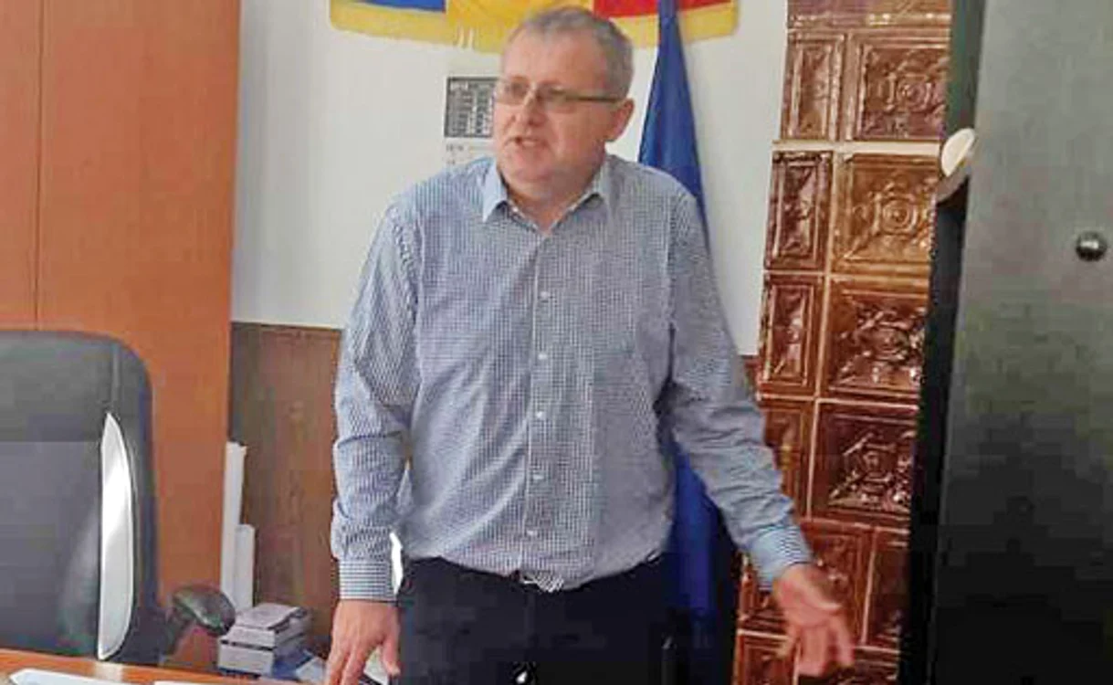 
    Primarul Bogdan Davidescu  a avut o relaţie cu o fată de 13 ani  