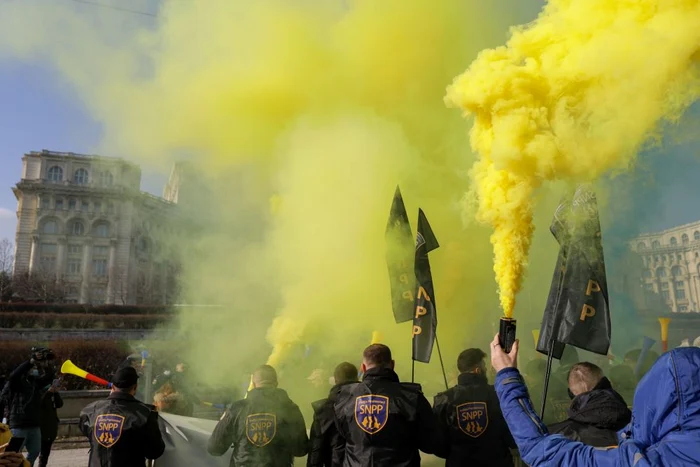 Sute de sindicaliști au protestat în fața Parlamentului Foto: Inquam Photos / Octav Ganea