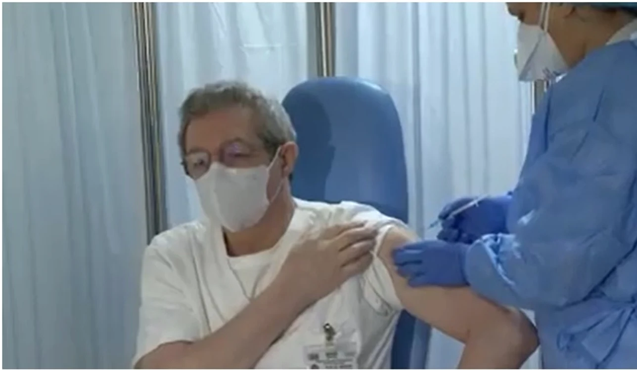 
    Dr. Adrian Streinu Cercel, vaccinat împotriva COVID-19, la începutul anuluiFOTO: Captură video RoVaccinare  