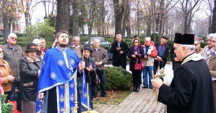Supravieţuitorii teminţelor comuniste îi pomenesc pe cei trecuţi în nefiinţă FOTO Corina Macavei
