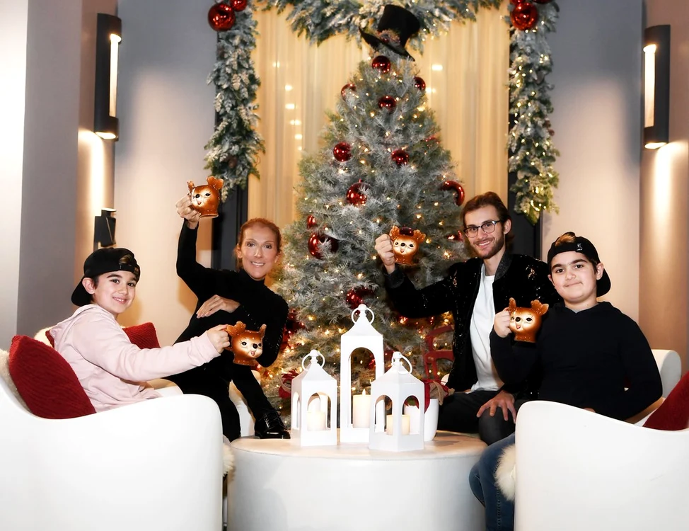 
    Céline Dion, împreună cu cei 3 copii, Nelson şi Eddy, de 9 ani, şi fiul cel mare, René-Charles, de 18 aniFoto: Profimedia  