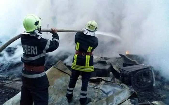 Incendiul a distrus mai multe anexe Foto: ISU MM