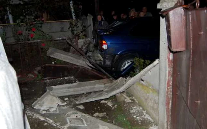 Târgu-Jiu: S-au trezit cu un BMW in curte şi cu gardul dărâmat