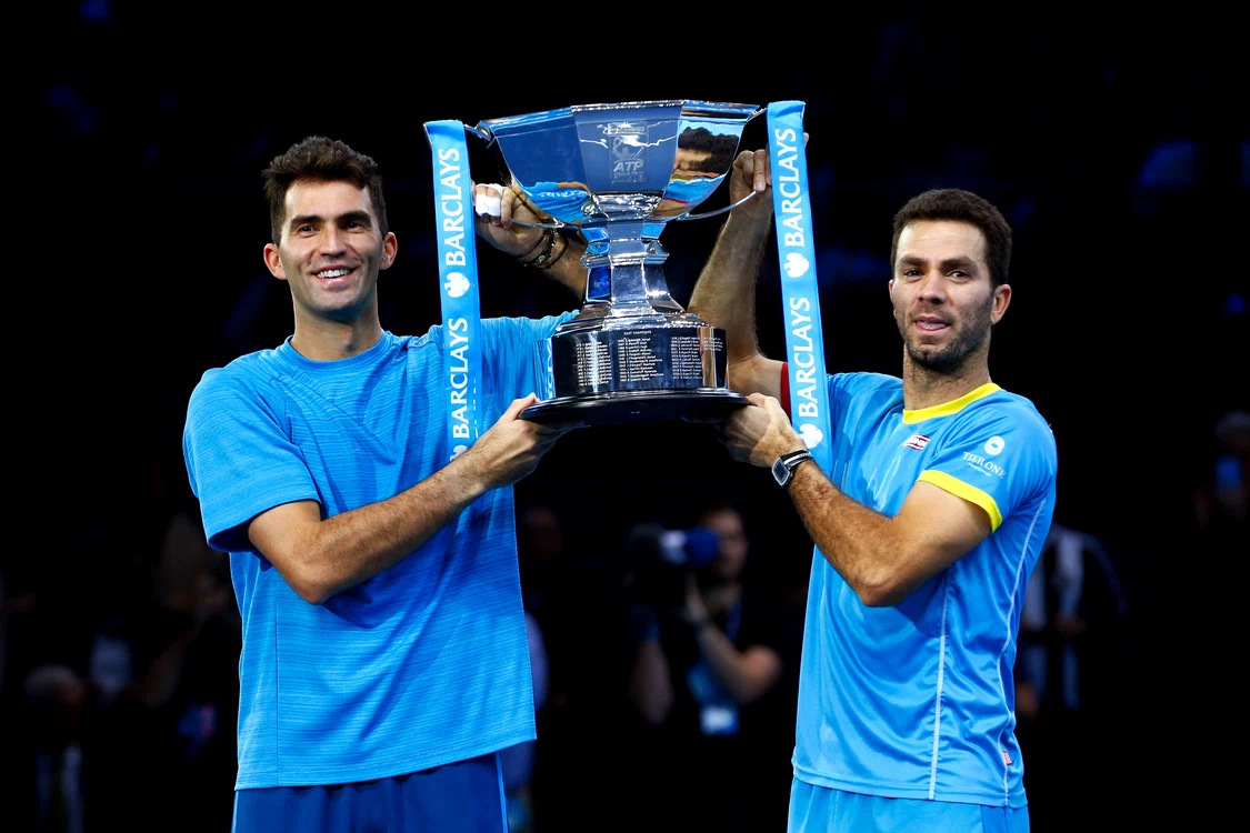 
    Tecău şi Rojer, noua pereche care conduce clasamentul de dublu ATP, gustă la propriu victoriaFOTO: Getty Images  