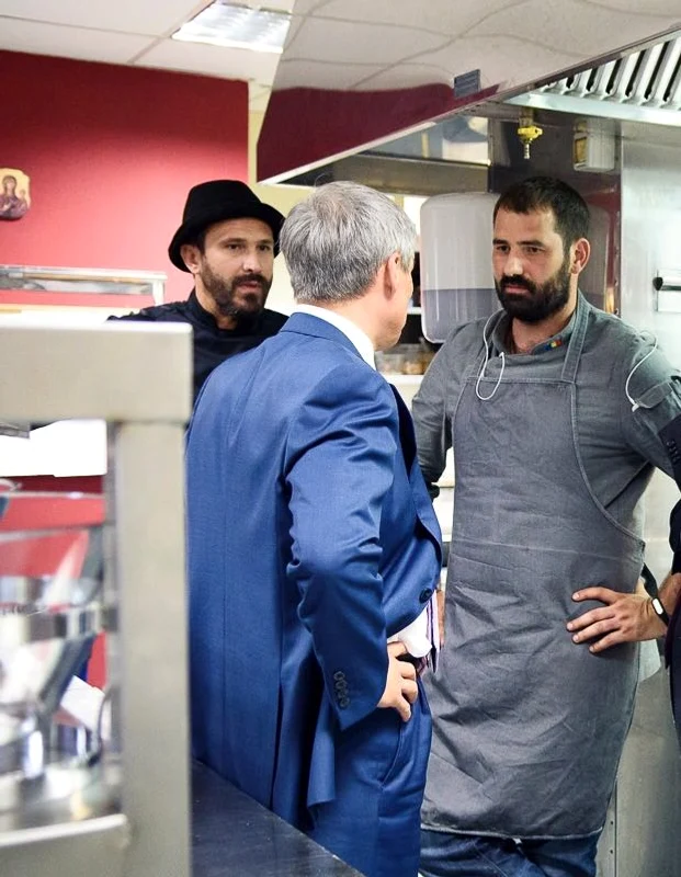 Nicolai Tand și Adi Hădean, împreună cu Dacian Cioloș, în bucătăria restaurantului jpeg