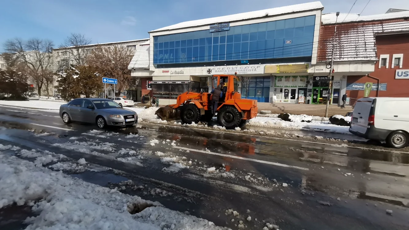 Zăpada căzută în noaptea 17/18 februarie a umplut străzile de apă FOTO: A. Mitran