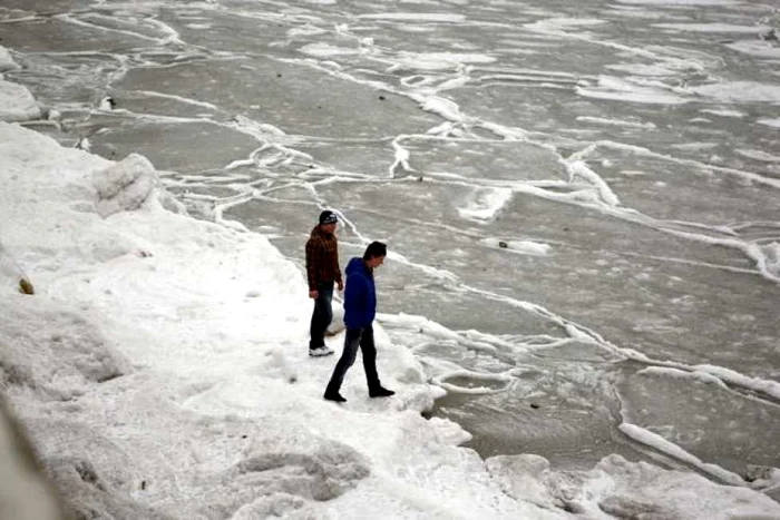 Sloiuri de gheaţă la mal de mare
