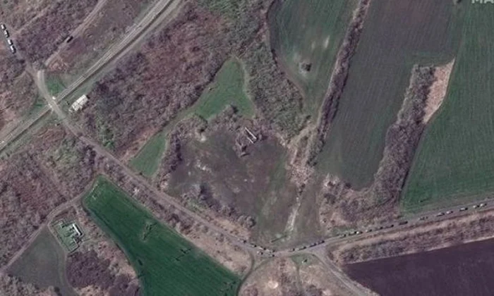 Imaginile din satelit sugerează că Rusia adună trupe în cel puţin trei locuri de la graniţa cu Ucraina jpeg