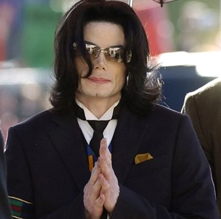 
    Michael Jackson, cel din viaţa reală, era o fire paranoică şi vulnerabiă  