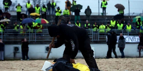 Figurina cu chipul lui Macron decapitata la un protest al Vestelor galbene FOTO charentelibre.fr