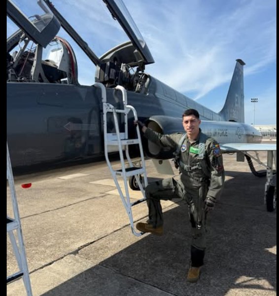 Cel mai tânăr instructor de zbor NATO este un român. Locotenentul Claudiu Fusaru antrenează piloţi la baza Sheppard din SUA