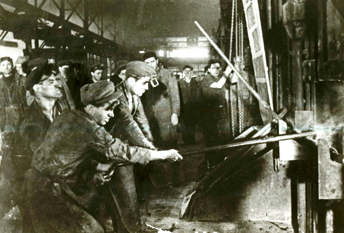 Aspecte din munca oţelarilor de la Reşiţa (© „Fototeca online a comunismului românesc”, cota: 181/1950)