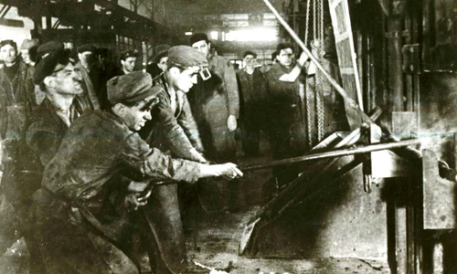 Aspecte din munca oţelarilor de la Reşiţa (© „Fototeca online a comunismului românesc”, cota: 181/1950)