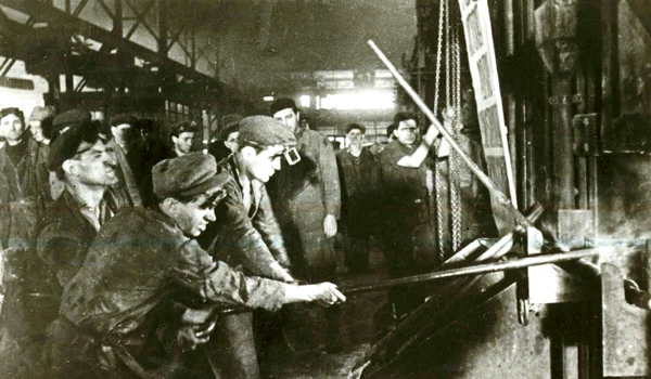 Aspecte din munca oţelarilor de la Reşiţa (© „Fototeca online a comunismului românesc”, cota: 181/1950)